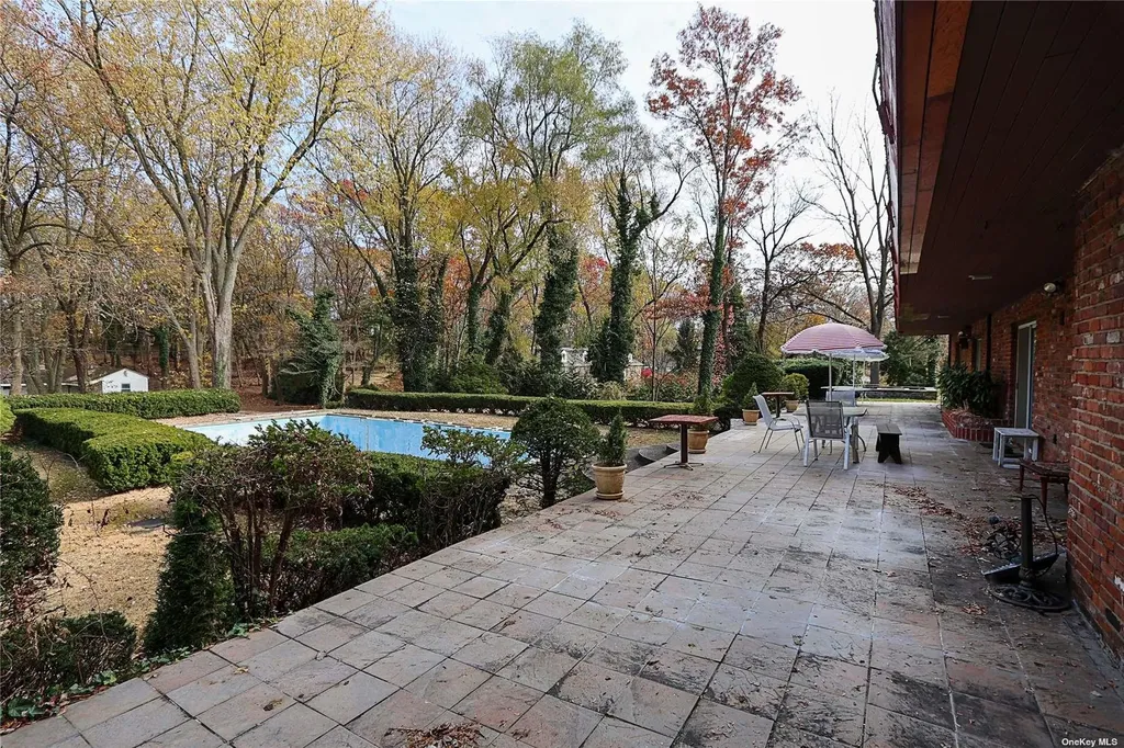 20 Rolling Hill Road Old Westbury NY 11568