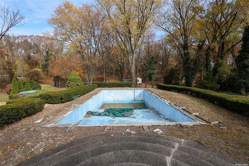 20 Rolling Hill Road Old Westbury NY 11568