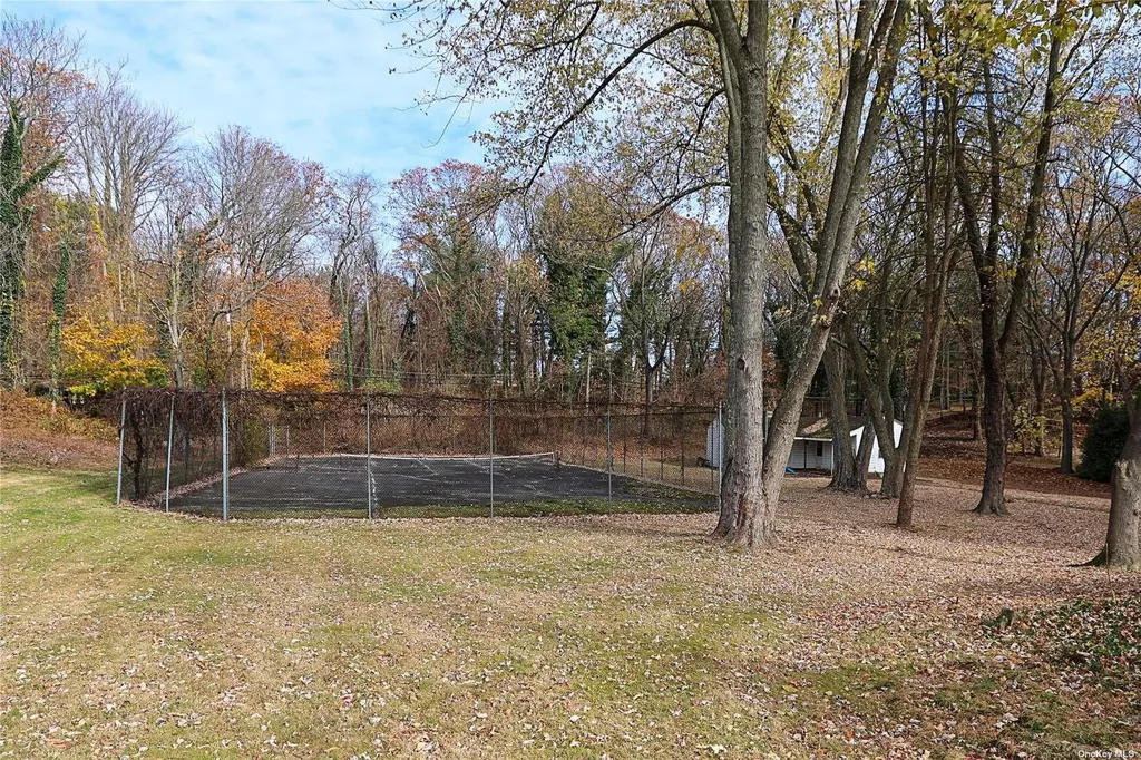 20 Rolling Hill Road Old Westbury NY 11568