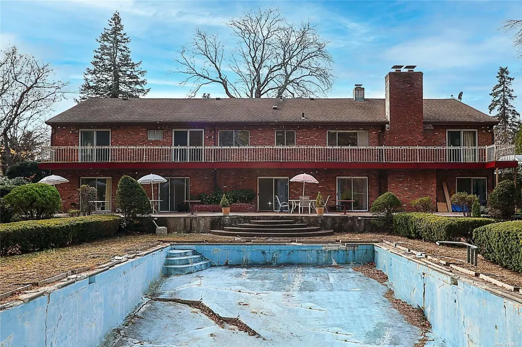 20 Rolling Hill Road Old Westbury NY 11568