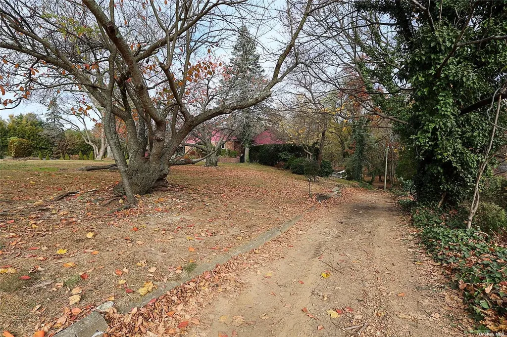 20 Rolling Hill Road Old Westbury NY 11568