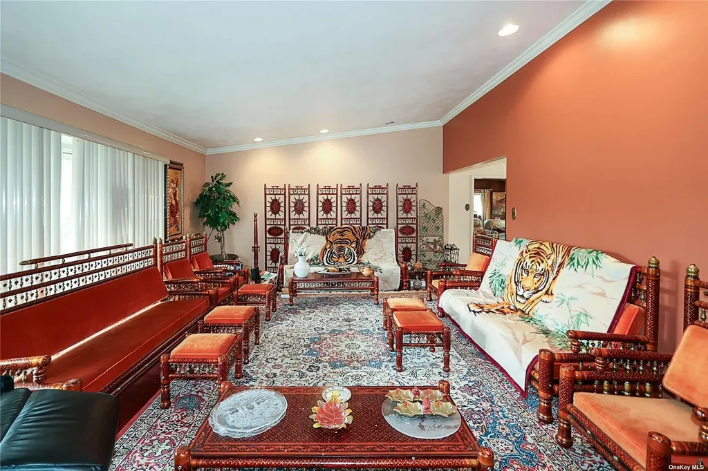 20 Rolling Hill Road Old Westbury NY 11568