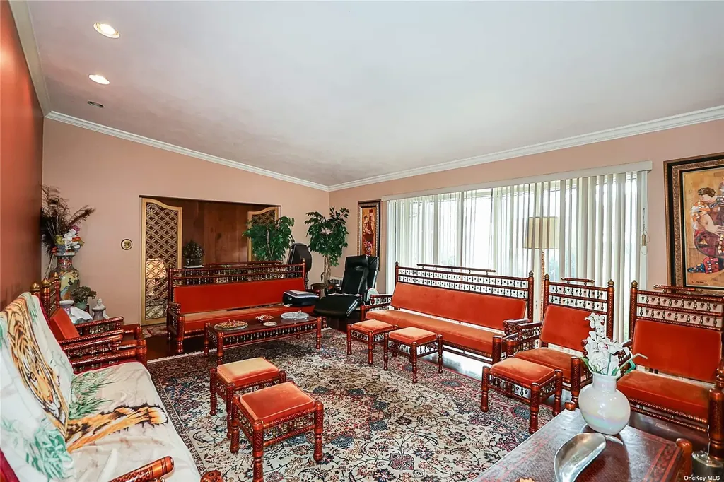 20 Rolling Hill Road Old Westbury NY 11568