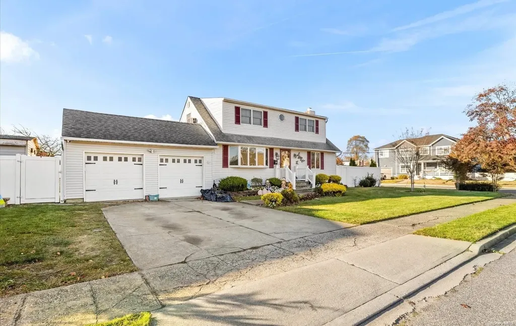 53 Arlyn Drive E Massapequa NY 11758