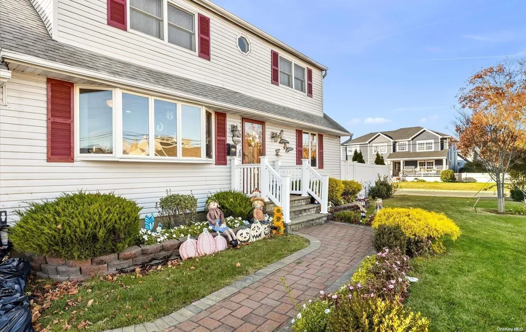 53 Arlyn Drive E Massapequa NY 11758