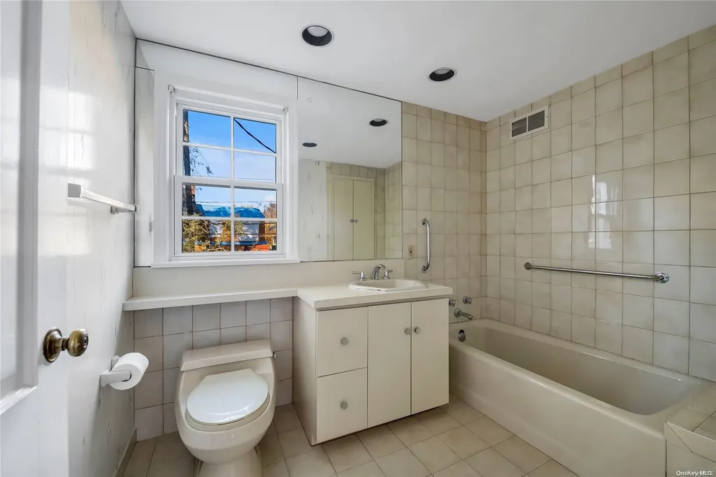 715 Park Avenue Manhasset NY 11030