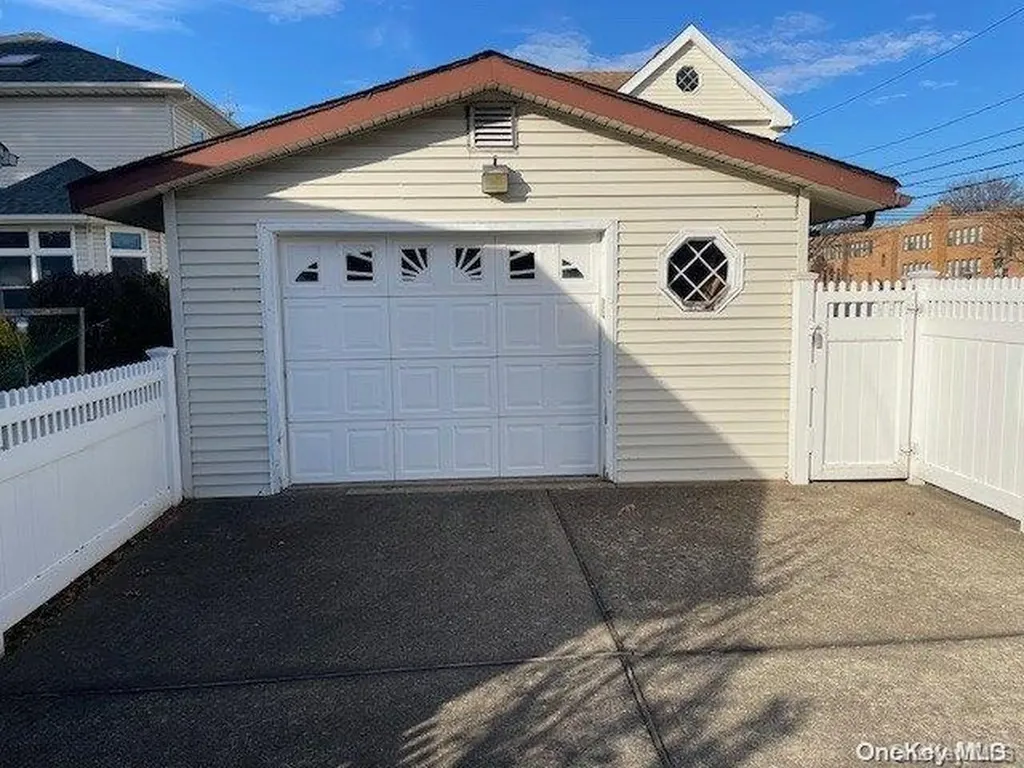 414 1st Avenue New Hyde Park NY 11040