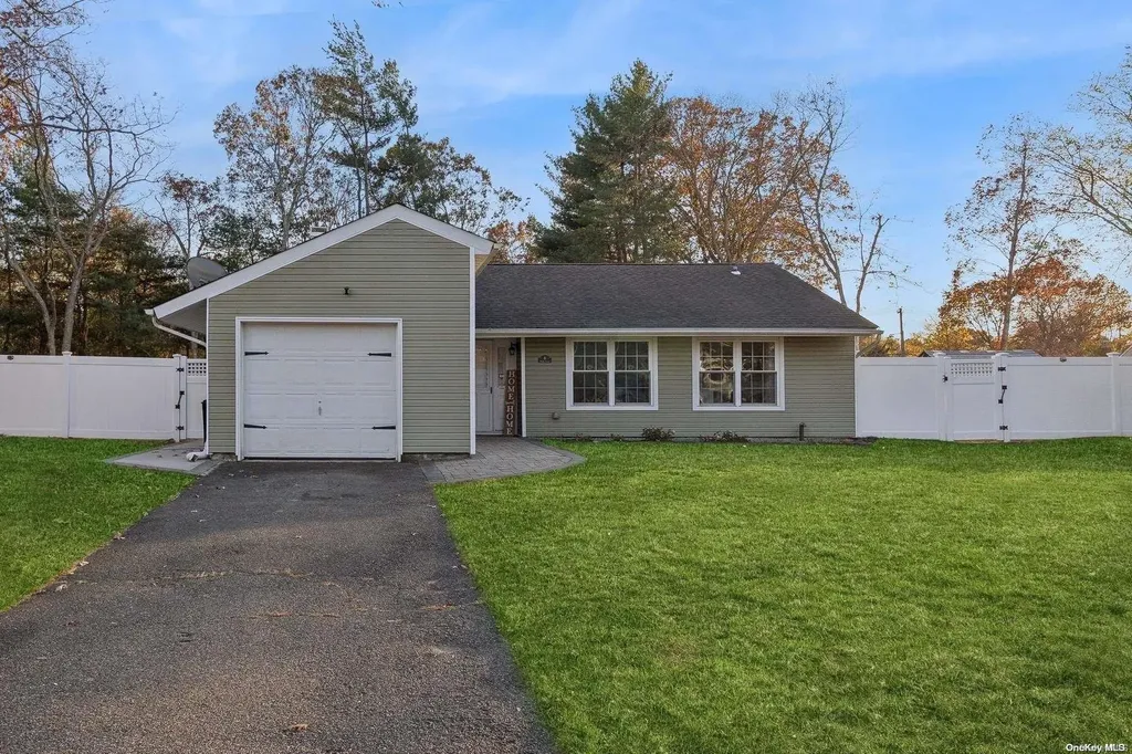 6 Hale Lane Coram NY 11727