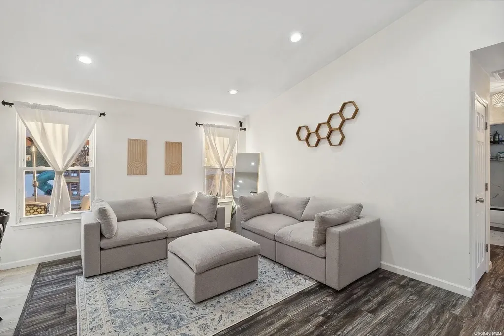 6 Hale Lane Coram NY 11727