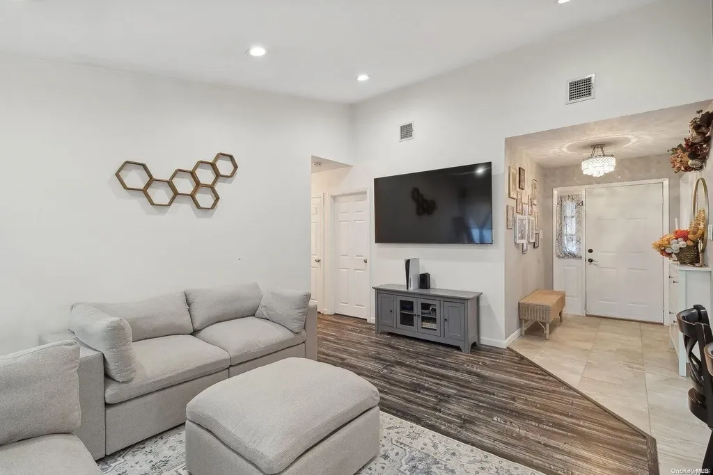 6 Hale Lane Coram NY 11727