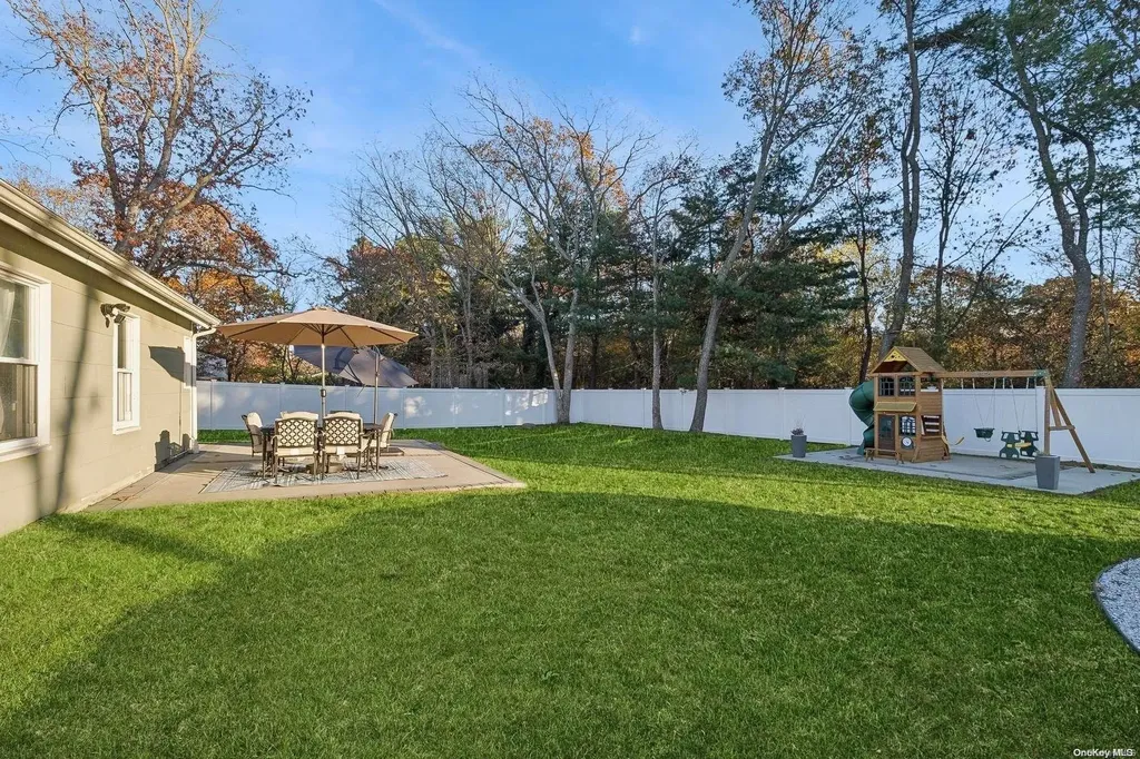 6 Hale Lane Coram NY 11727