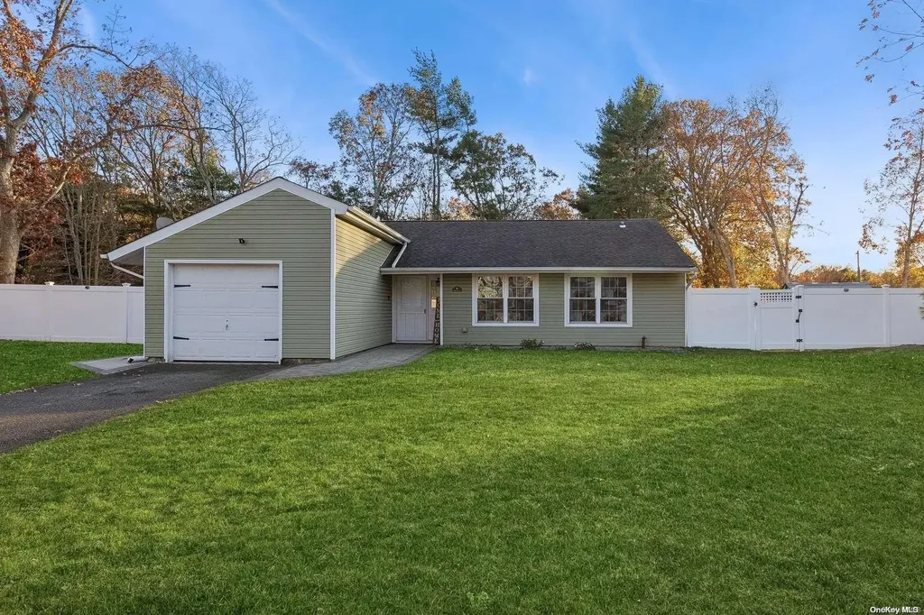 6 Hale Lane Coram NY 11727