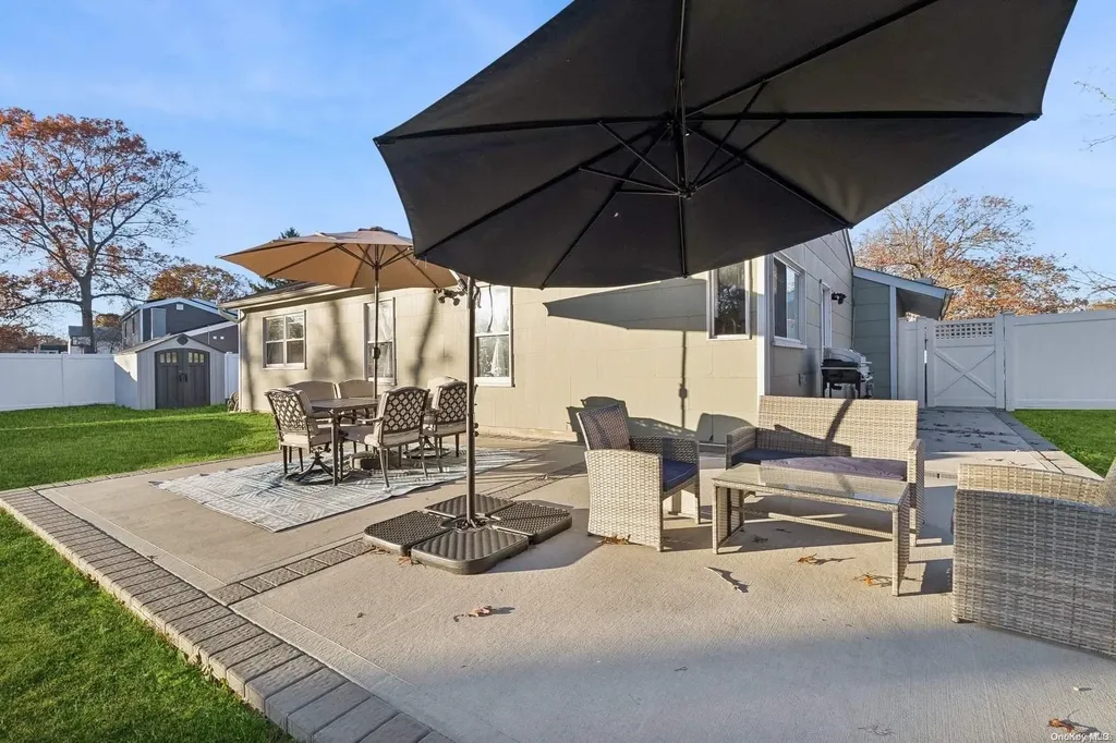 6 Hale Lane Coram NY 11727