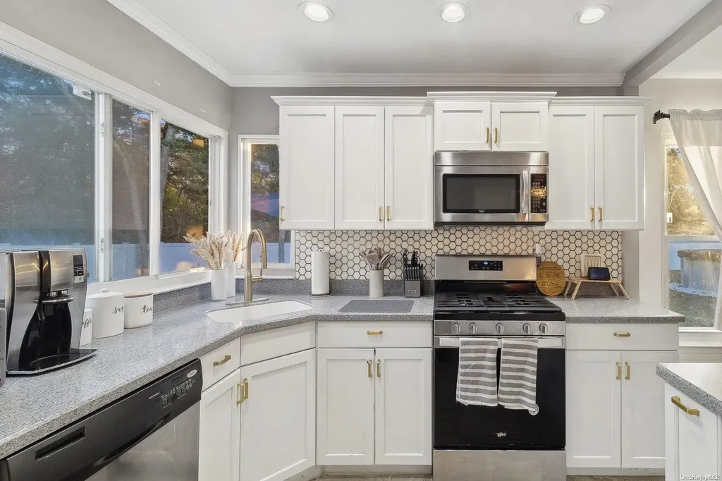 6 Hale Lane Coram NY 11727