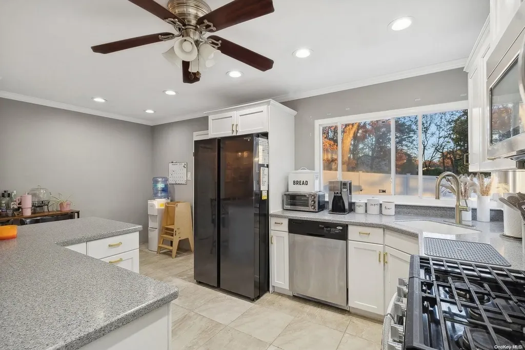 6 Hale Lane Coram NY 11727