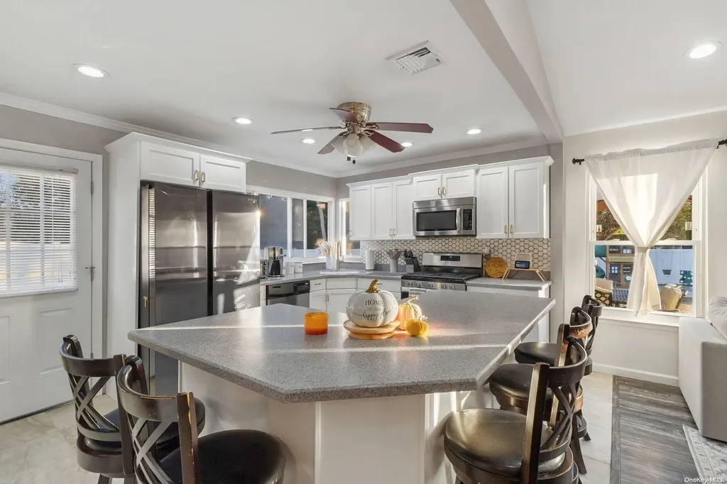 6 Hale Lane Coram NY 11727