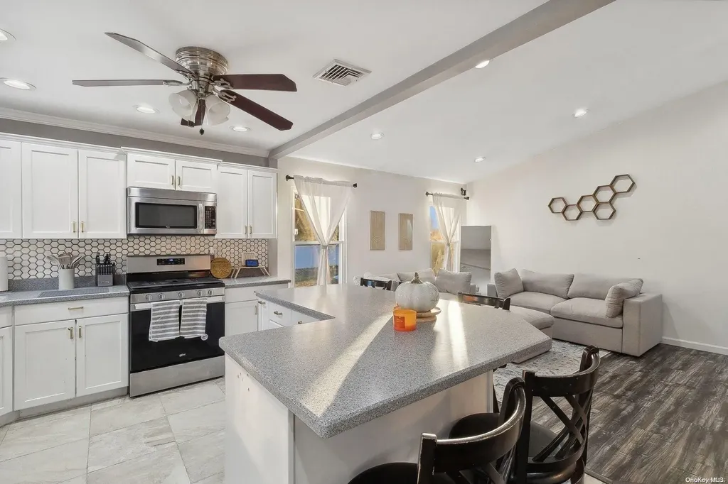 6 Hale Lane Coram NY 11727