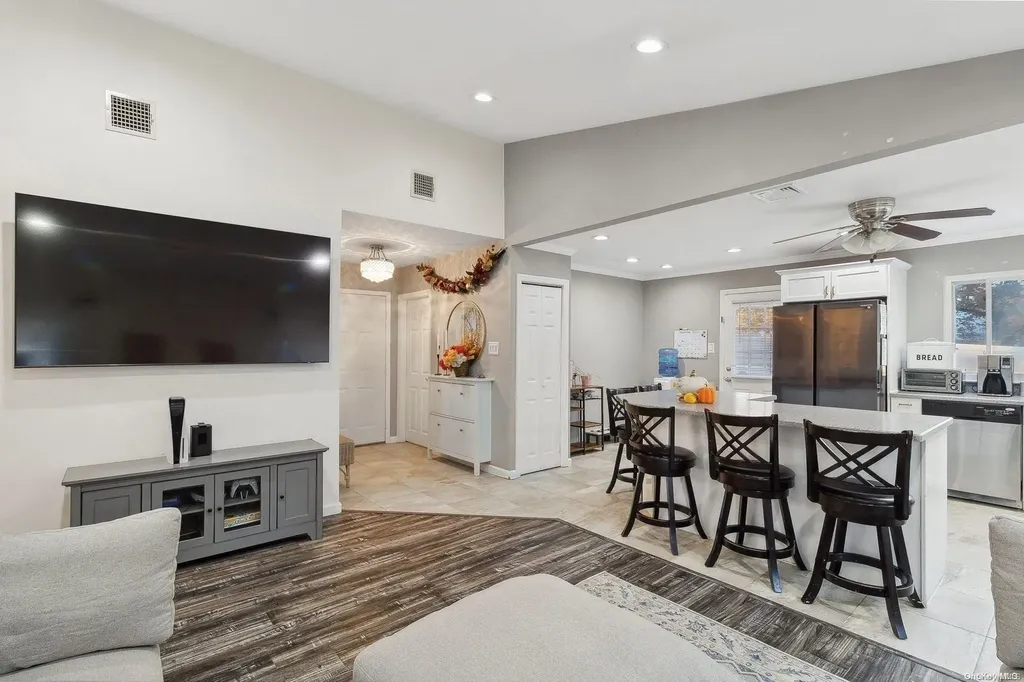 6 Hale Lane Coram NY 11727