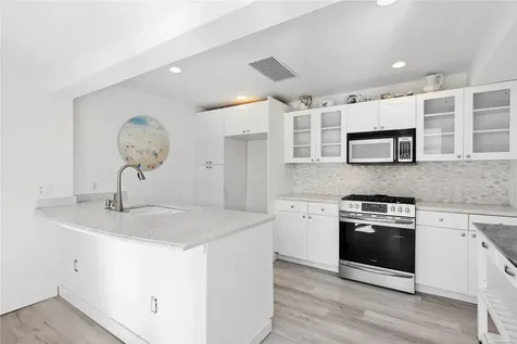 68 Little Neck Road Southampton NY 11968