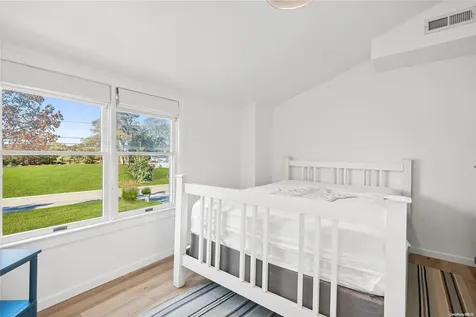 68 Little Neck Road Southampton NY 11968