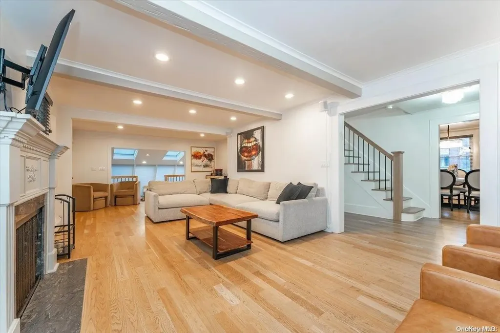 207 Combs Avenue Woodmere NY 11598