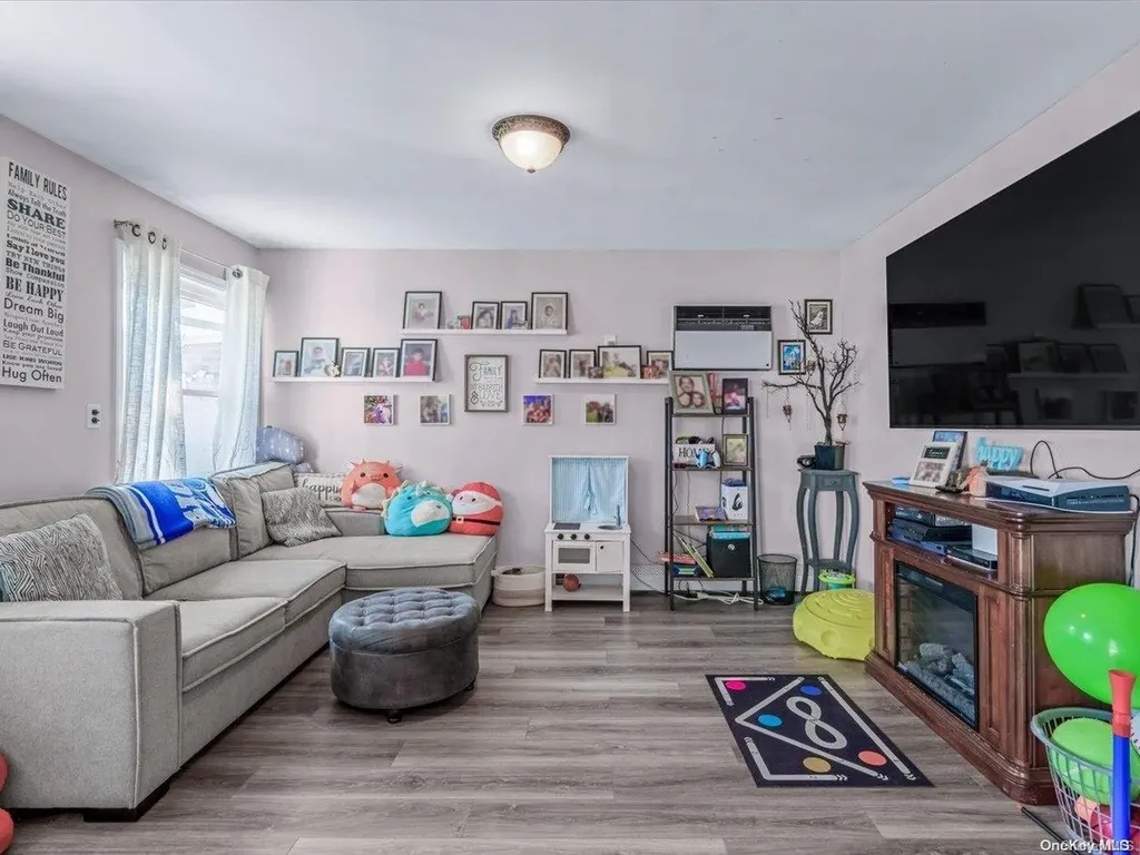17 Tinder Lane Levittown NY 11756