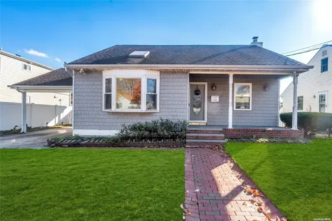 128 Gracie Drive North Babylon NY 11703