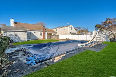 128 Gracie Drive North Babylon NY 11703