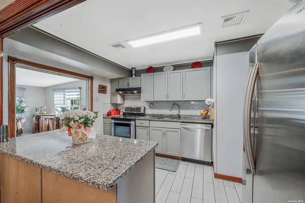 513 Carlls Path Deer Park NY 11729