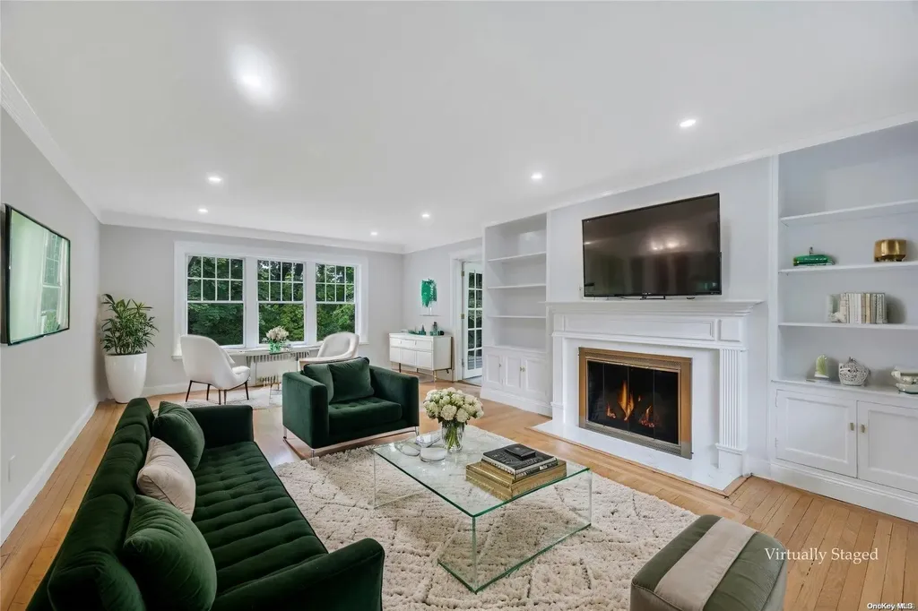 28 Ridge Drive E Great Neck NY 11021
