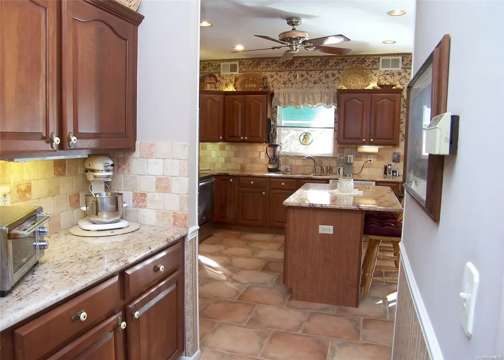 6 Paul Court Centereach NY 11720
