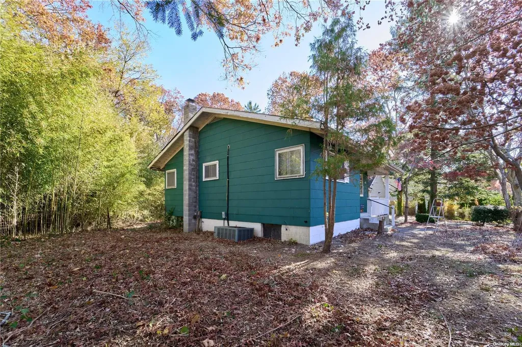 342 Carnation Drive Shirley NY 11967