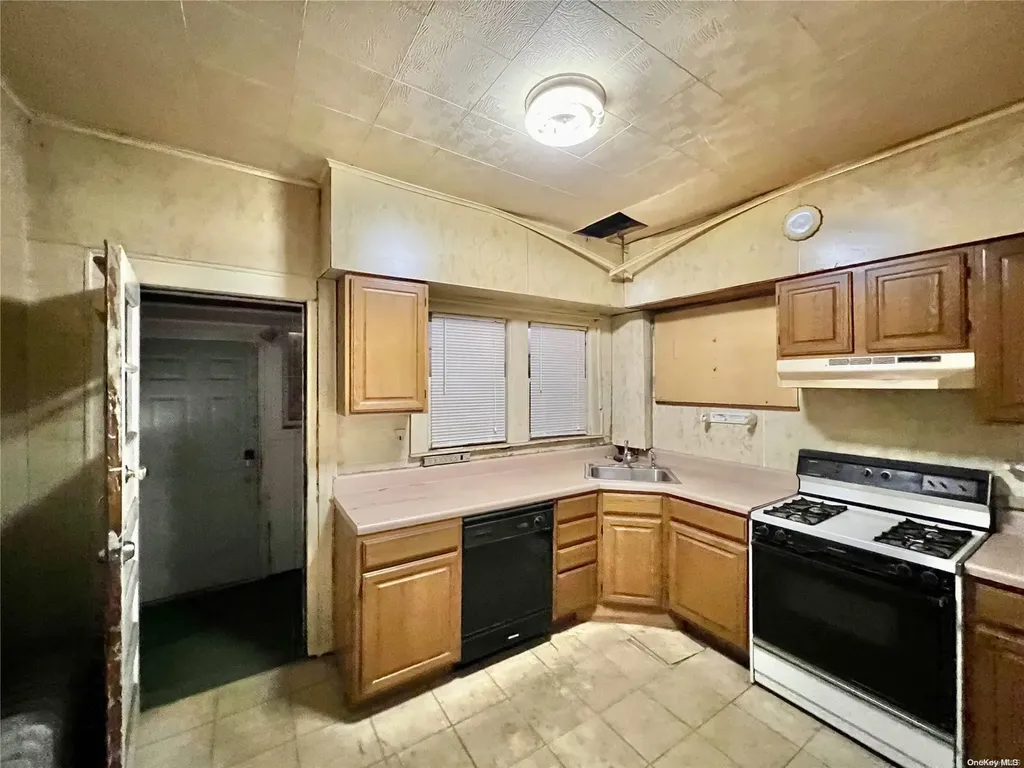 16 Garfield Place Hempstead NY 11550