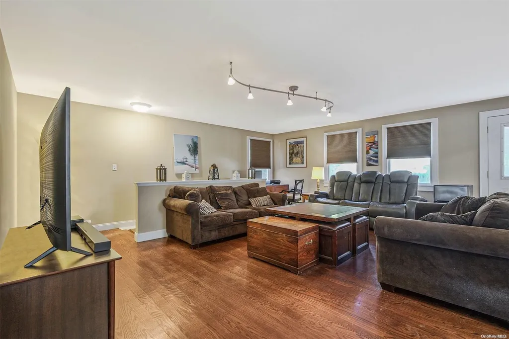 28 Dale Drive Oakdale NY 11769