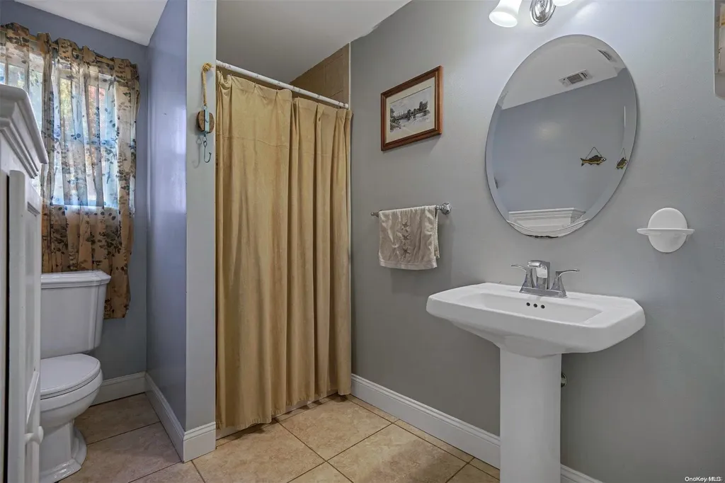 28 Dale Drive Oakdale NY 11769