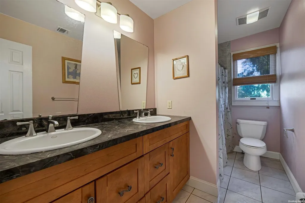 28 Dale Drive Oakdale NY 11769