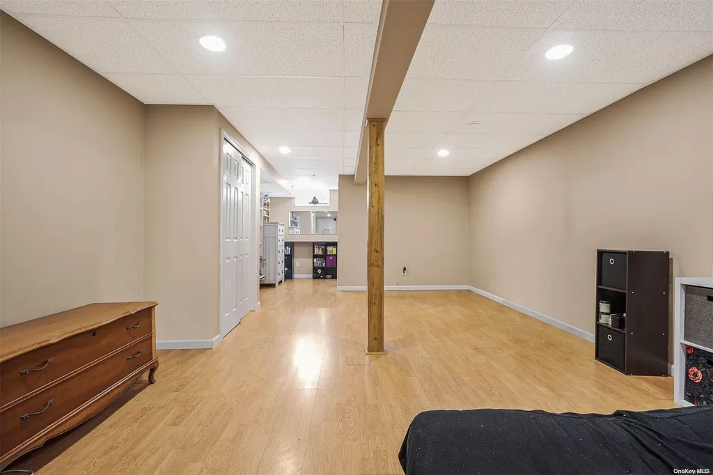 28 Dale Drive Oakdale NY 11769