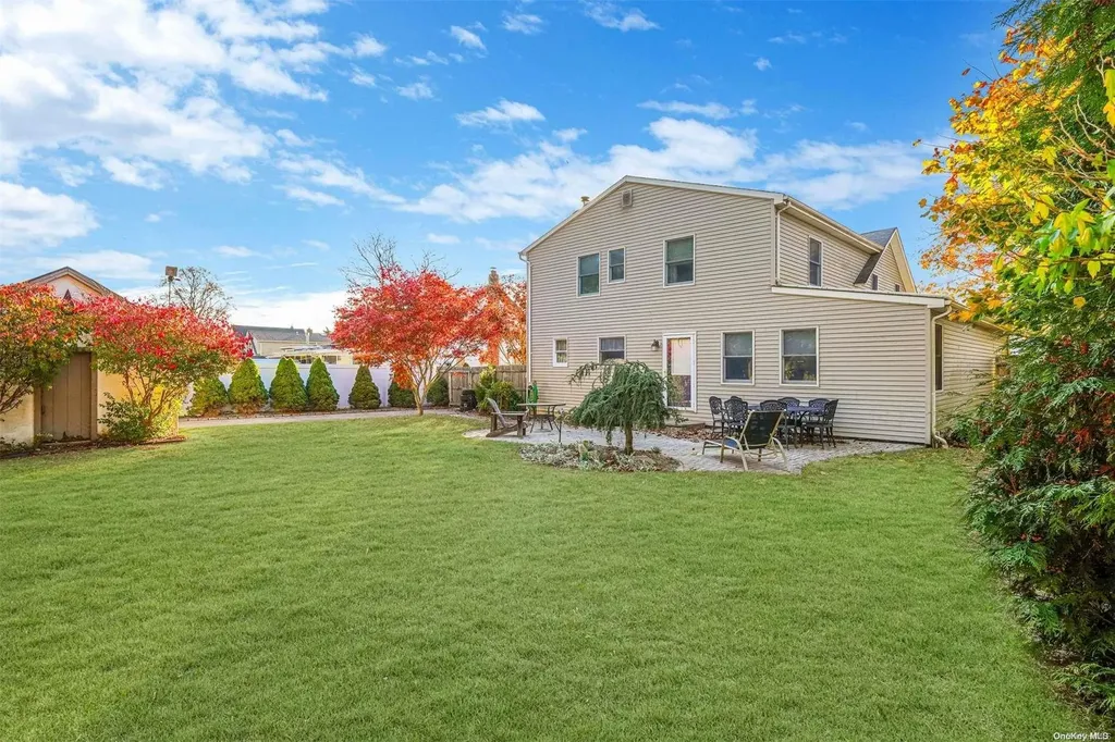 28 Dale Drive Oakdale NY 11769