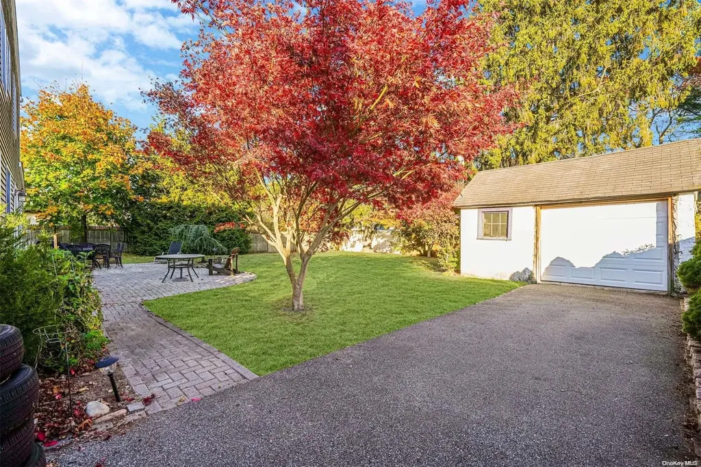 28 Dale Drive Oakdale NY 11769