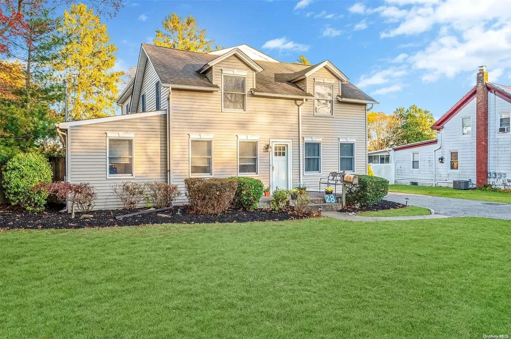 28 Dale Drive Oakdale NY 11769