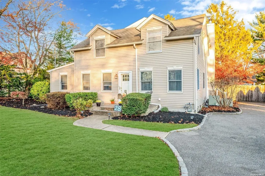 28 Dale Drive Oakdale NY 11769