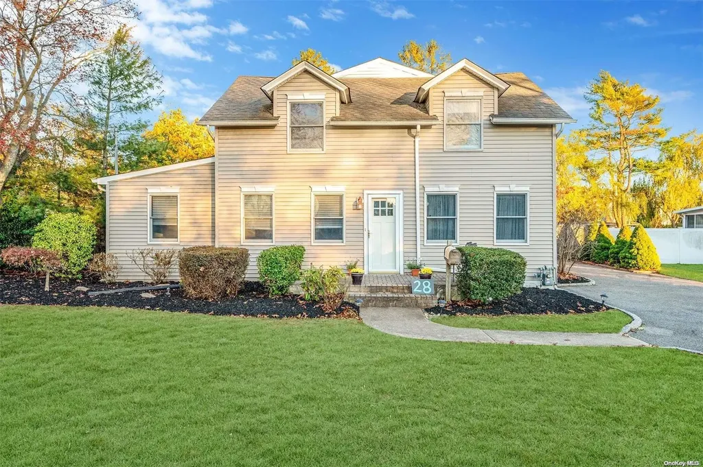 28 Dale Drive Oakdale NY 11769