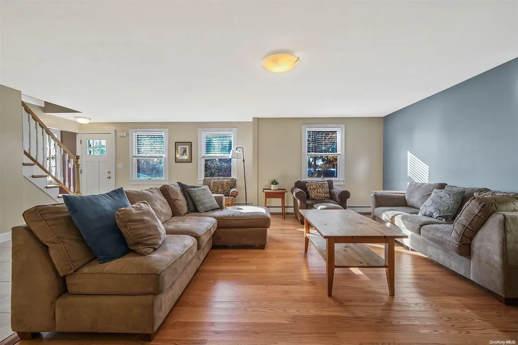 28 Dale Drive Oakdale NY 11769