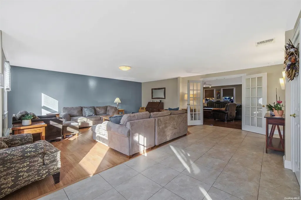 28 Dale Drive Oakdale NY 11769