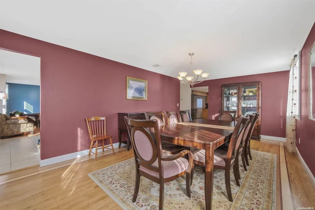 28 Dale Drive Oakdale NY 11769