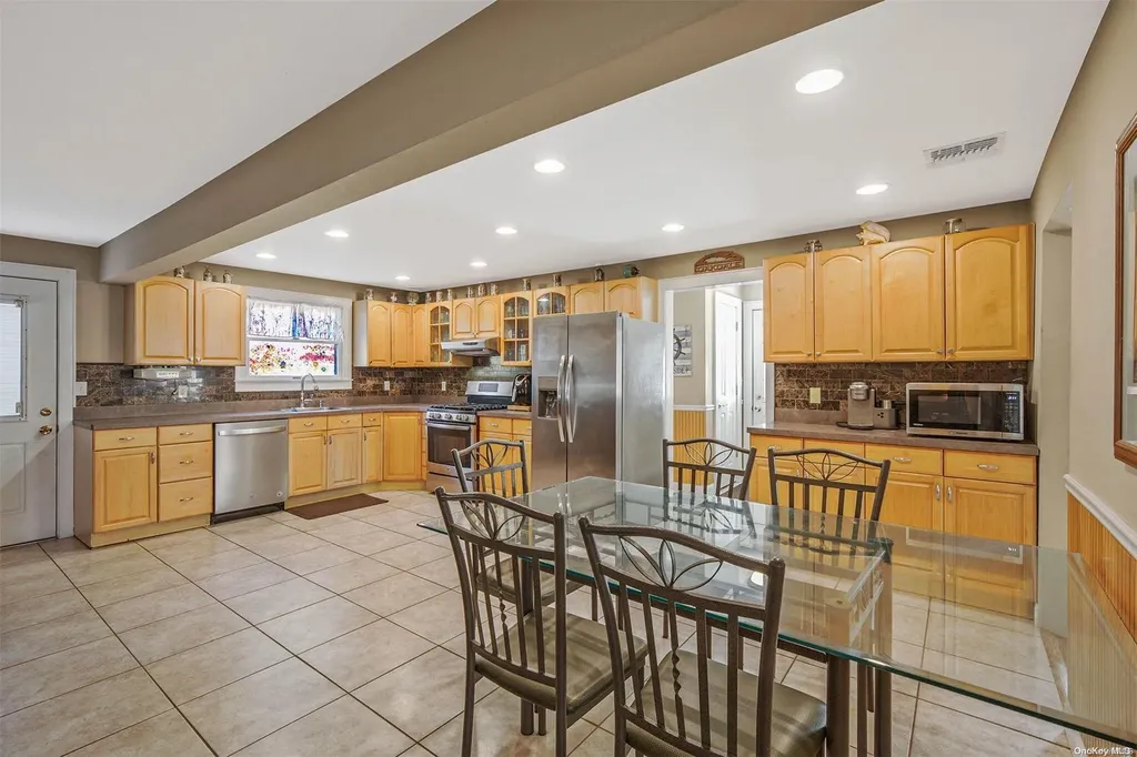 28 Dale Drive Oakdale NY 11769