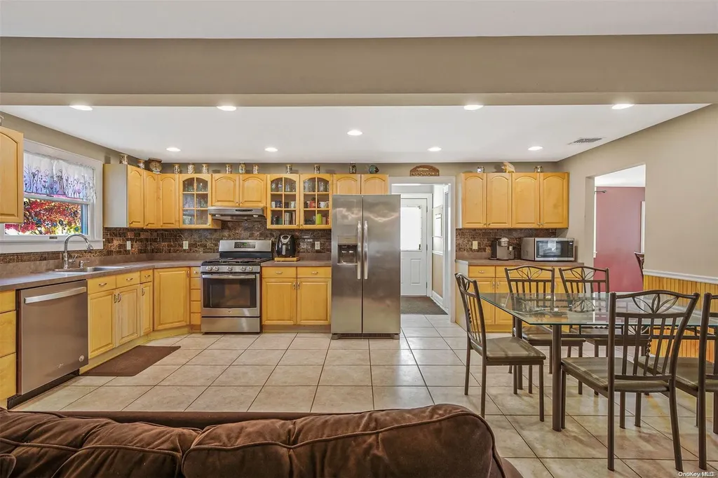 28 Dale Drive Oakdale NY 11769