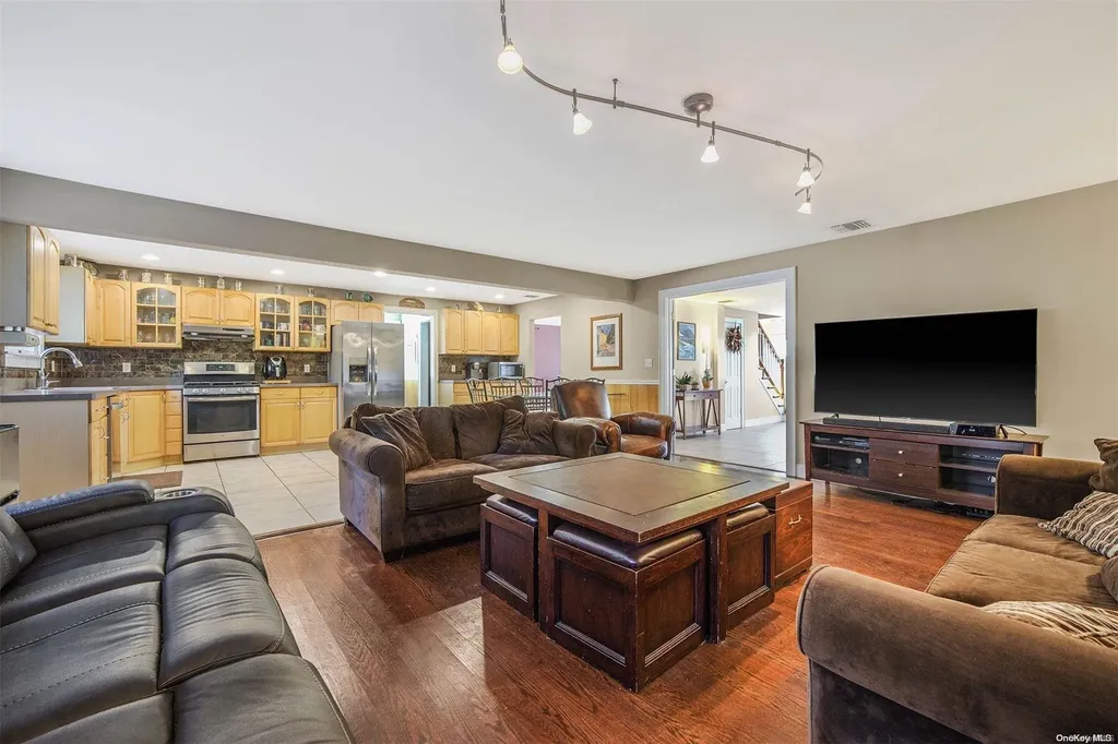 28 Dale Drive Oakdale NY 11769