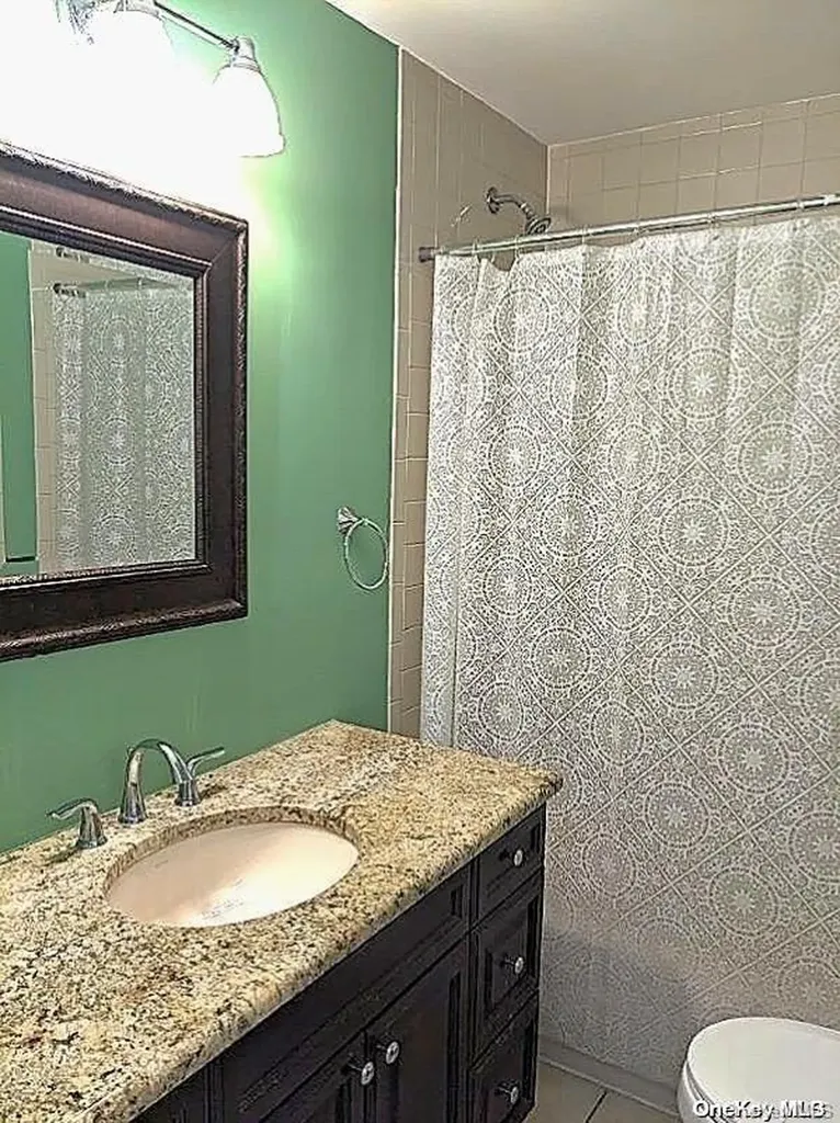 207 E Santa Barbara Road Lindenhurst NY 11757