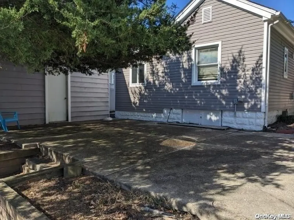 207 E Santa Barbara Road Lindenhurst NY 11757